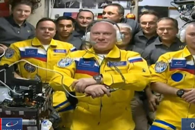 O declarație îndrăzneață anti-război? Trei cosmonauți ruși au ajuns pe Stația Internațională Spațială cu costume în culorile drapelului ucrainean