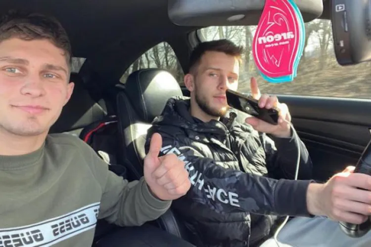 Cei doi tineri din Suceava plecaţi în Ucraina „să vadă cum e războiul” au devenit vedete la ei în localitate