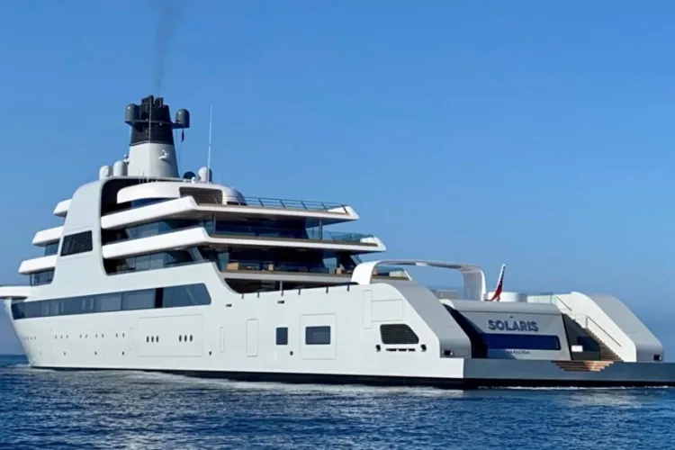 Cine este activistul care a vrut să intre cu barca în yachtul lui Abramovich   