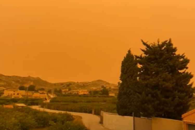 VIDEO - Furtuna de praf saharian din Spania va ajunge și în România. Norul roșiatic va acoperi Europa în următoarele zile