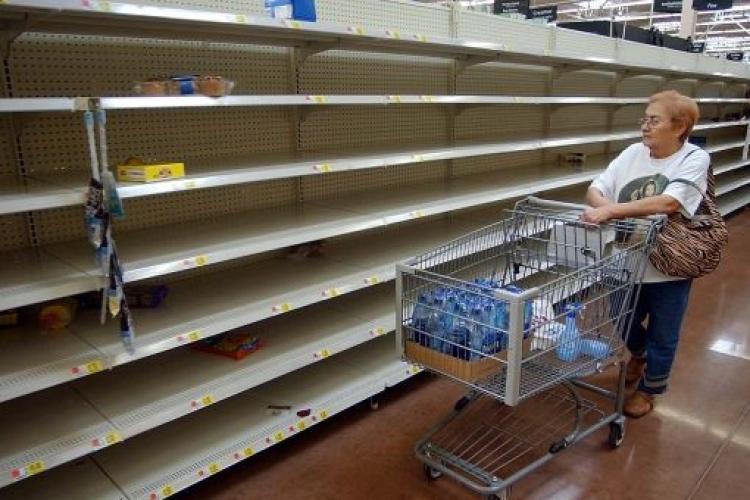 VIDEO - De la români la ruși: isteria cumpărăturilor a început și în Rusia. Oamenii se bat pentru un kilogram de zahăr