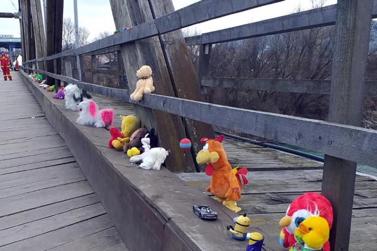 FOTO - Podul jucăriilor de pluș dintre România și Ucraina. „Atât le-a mai rămas copiilor din Ucraina, bucuria dintr-un pluș”