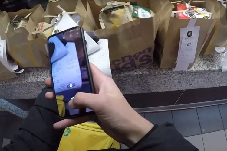 Cât câștigă pe zi și pe lună, la Cluj, un curier care livrează mâncare. Programul de muncă este de 9 ore