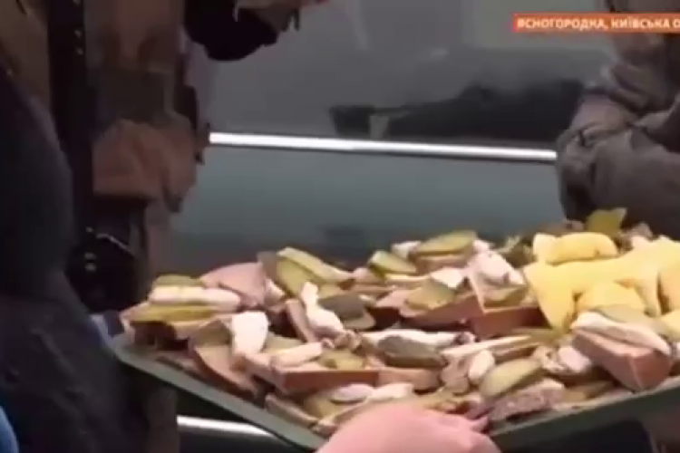 Solidaritate incredibilă între ucraineni! Femeile îi întâmpină pe militari cu mâncare și băutură - VIDEO   
