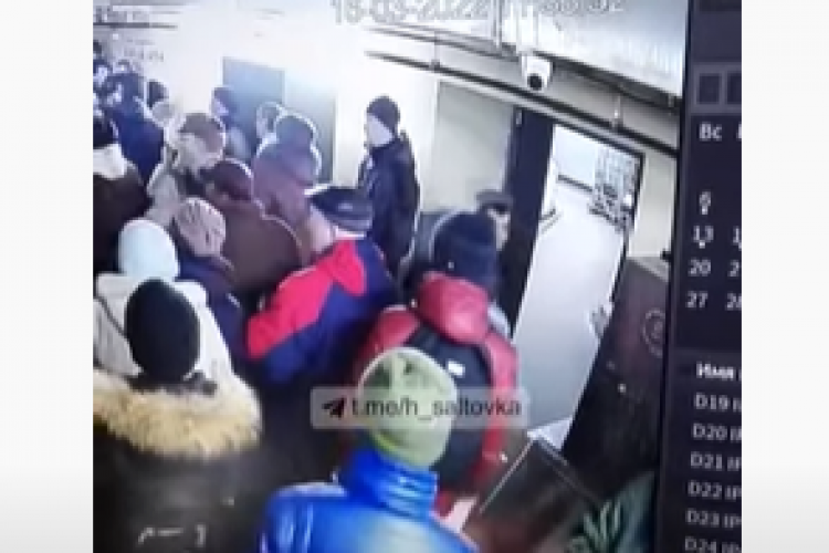 VIDEO -  Momentul în care un proiectil rusesc cade în mijlocul unui grup de civili ucraineni într-un supermarket din Harkov