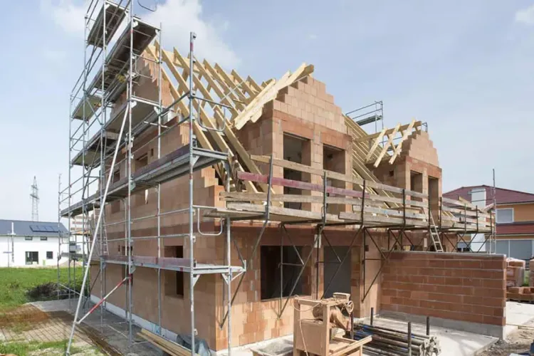 Angajez meseriaș în construcții: 400 de euro pe zi. În cartea de muncă scriem inginer, ca să nu râdă lumea că sunteți ”necalificat” :)