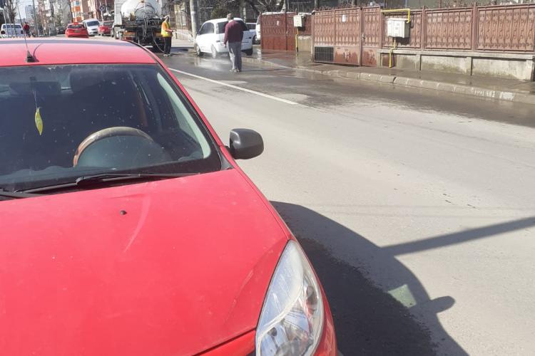 Brantner spală străzile în Mărăști, dar și mașinile locatarilor, pentru un mic bacșiș - FOTO