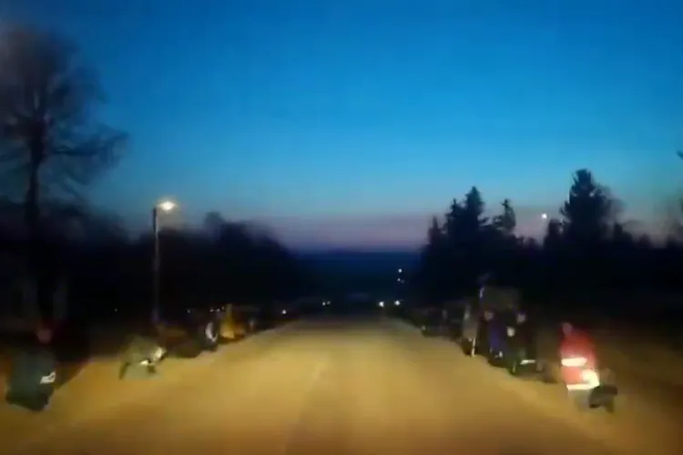 Zeci de ucraineni în genunchi pe stradă, când trecea un convoi cu un soldat EROU mort - VIDEO