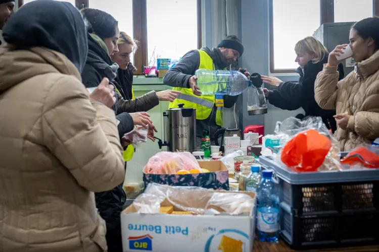 Nou motiv de scandal între voluntari şi autorităţi: refugiații. Un bărbat de 84 de ani a venit din America să ajute: Mi-au zis că sunt prea bătrân să ajut