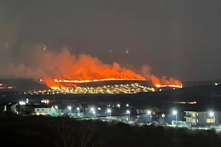 Incendiu uriaș pe Dealul Sopor spre Pata Rât, pentru a doua seară la rând - VIDEO   