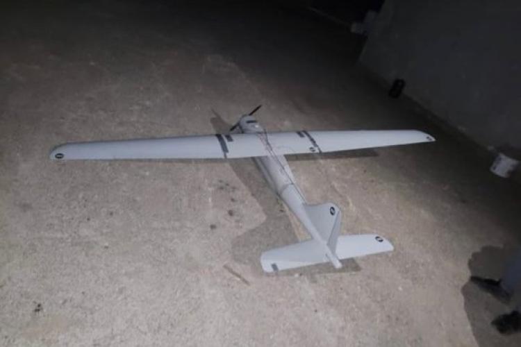FOTO - O dronă militară cu ÎNSEMNE RUSEȘTI s-a prăbușit aseară într-o comună din Bistrița-Năsăud