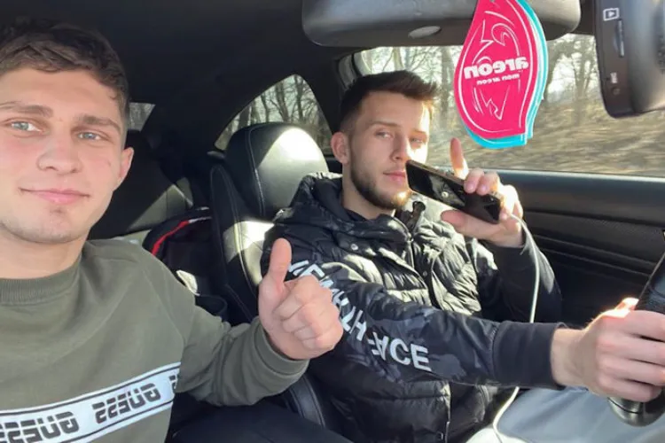 Doi români neîncrezători s-au dus până la Kiev să vadă dacă chiar e război. Au dormit în maşină, nemâncaţi 