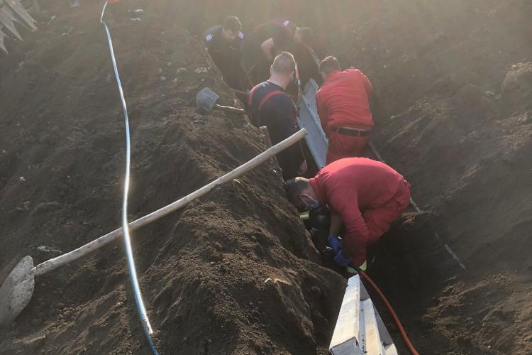 Persoană prinsă sub un mal de pământ în CLUJ / UPDATE: Victima a decedat - FOTO