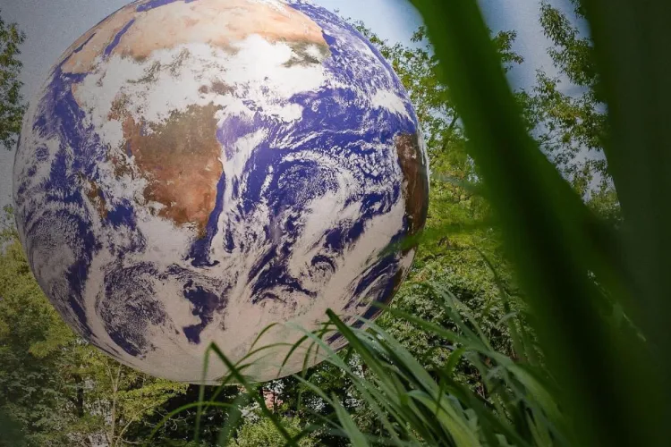 Instalația artistică ce reprezintă planeta Pământ, revine la Cluj. Gaia va fi agățată de „bolta” Grădinii Botanice