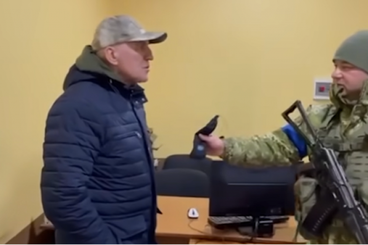 VIDEO - Ambasadorul Belarusului în Ucraina, umilit de un polițist. I-a înmânat o punguță cu „30 de arginți”: „Pentru cuțitul înfipt în spatele Ucrainei”