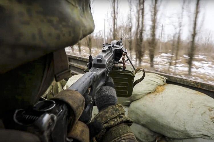 VIDEO - Un soldat ucrainean îşi face semnul crucii înainte să distrugă un tanc rusesc: „Hai, la treabă! Ăştia trebuie să ardă” 