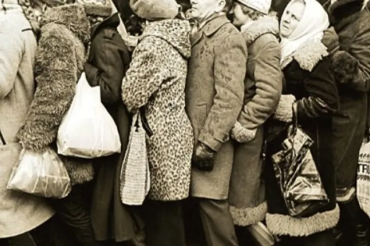 Izolarea fără precedent a Rusiei a reînviat cozile comuniste. Rușii sunt disperați: „Ne întoarcem în URSS”