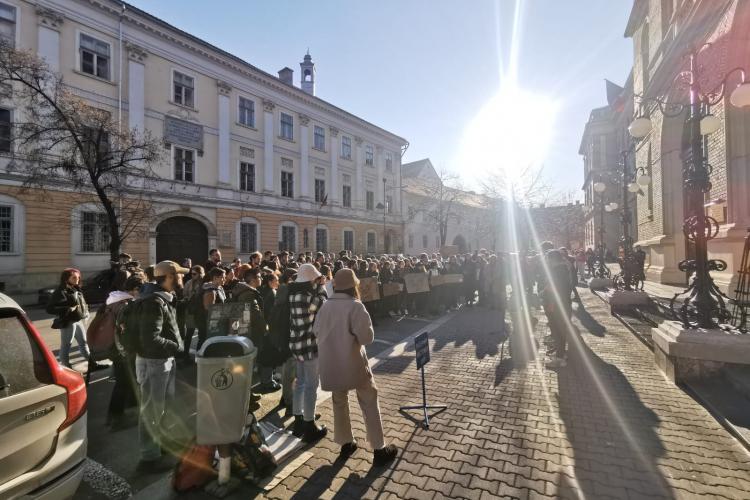 Protest! O suta de studenți de la UBB Cluj au cerut menținerea cursurilor online - VIDEO