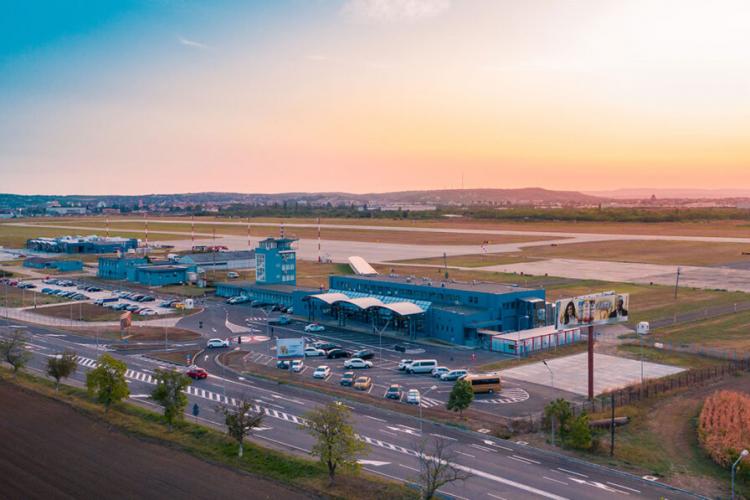 Oradea începe lucrările la Terminalul Cargo de la Aeroport, iar Clujul bate pasul pe loc cu extinderea pistei   