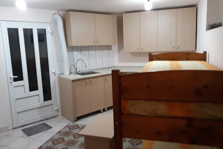 Cluj: Cel mai probabil închiriază beciul casei, dar i-a spus garsonieră - FOTO