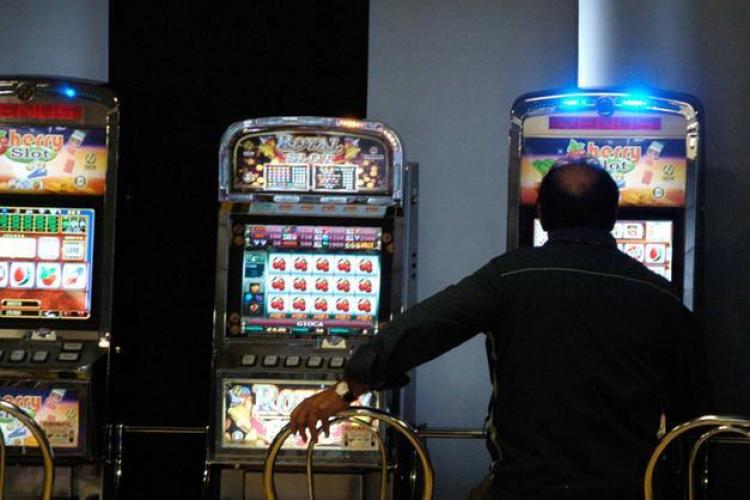 Dependenţa de jocuri de noroc, o „boală“ grea. Sute de dependenți cer ajutorul psihologilor: „Mi-aș tăia o mână ca să scap de ele”