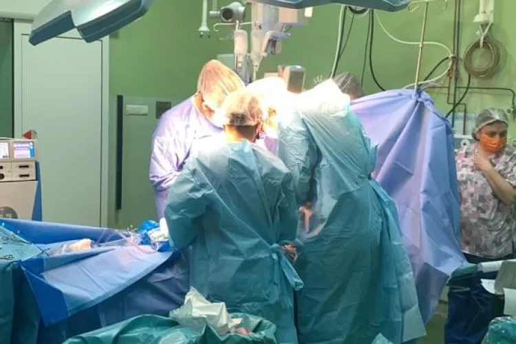 O nouă șansă la viață, dăruită de cel mai vârstnic donator din România. Rinichii acestuia au fost prelevați de medici din Cluj