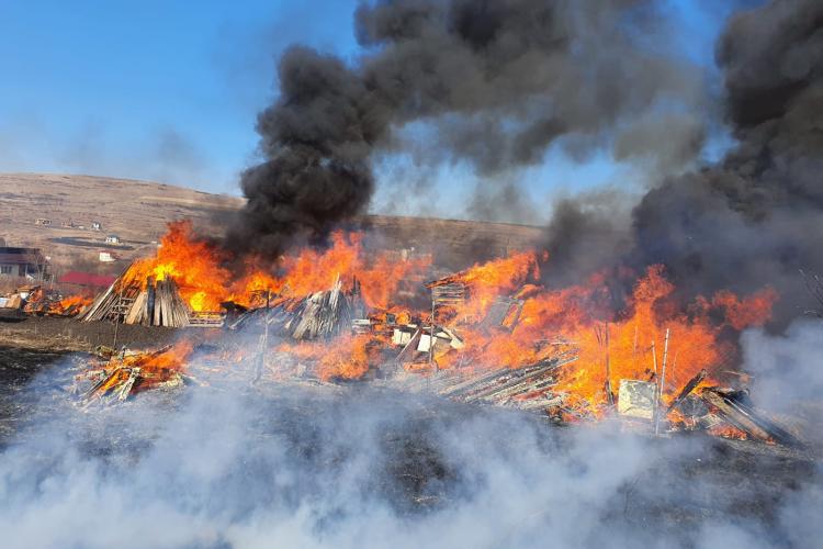 Cluj: Pompierii au stins 25 de incendii de vegetație. Pe Valea Chintăului au fost salvate 3 case