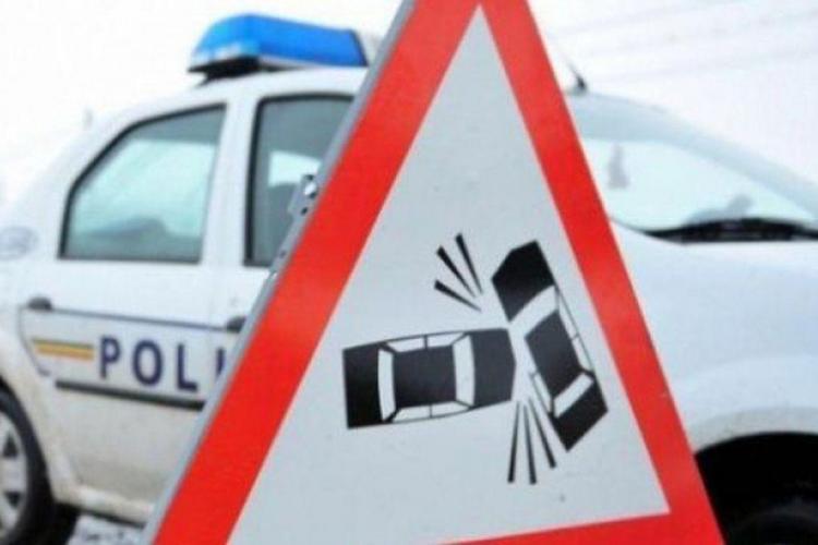 Accident MORTAL în județul Cluj. Un bărbat a decedat, două femei au fost transportate la spital