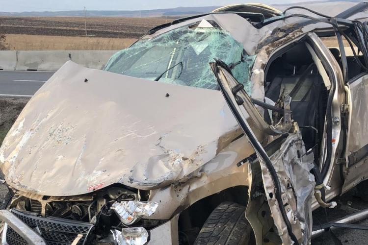 Accident teribil la Cluj! Un bărbat a murit după ce a „zburat” cu mașina de pe carosabil într-un cap de pod