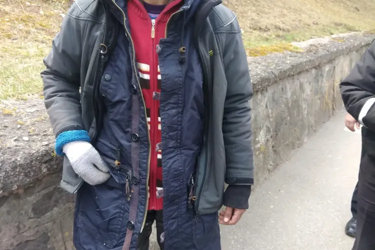 Rău am ajuns! Un ”dop” de om a lovit cu bocancii în cap femeile pe Eroilor și nimeni nu a intervenit - FOTO