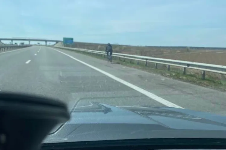 Cu bicicleta pe autostradă! Unii își riscă viața cu extrem de mare ușurință - FOTO
