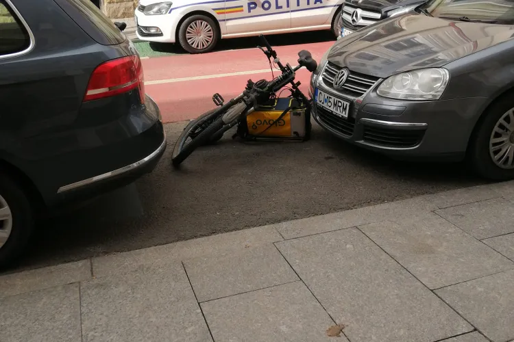 Pieton lovit pe strada Emil Isac de un biciclist Glovo - FOTO