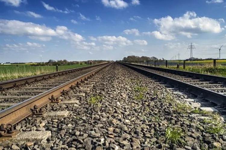 Cinci bărbați, anchetați pentru că au furat aproape 400 de metri de șină de cale ferată