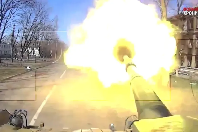 Rușii s-au filmat în timp ce trag cu tancul în clădirile din Mariupol - VIDEO