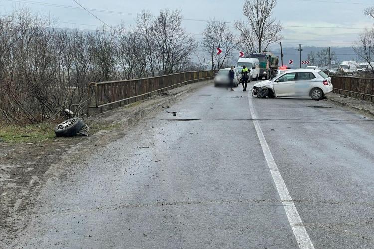 Accident GRAV în județul Cluj! În urma impactului roata i-a sărit 20 de metri - FOTO