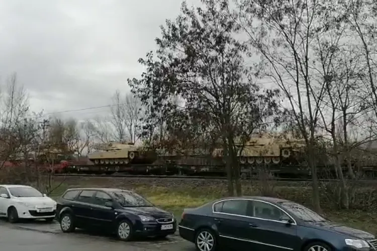 VIDEO - Tren cu tancuri americane filmat la Tăietura Turcului de un clujean