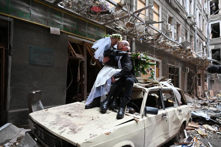 FOTO - Un medic și o asistentă din Ucraina s-au căsătorit printre ruinele din Harkovul bombardat. Fotografiile cu ei au devenit virale