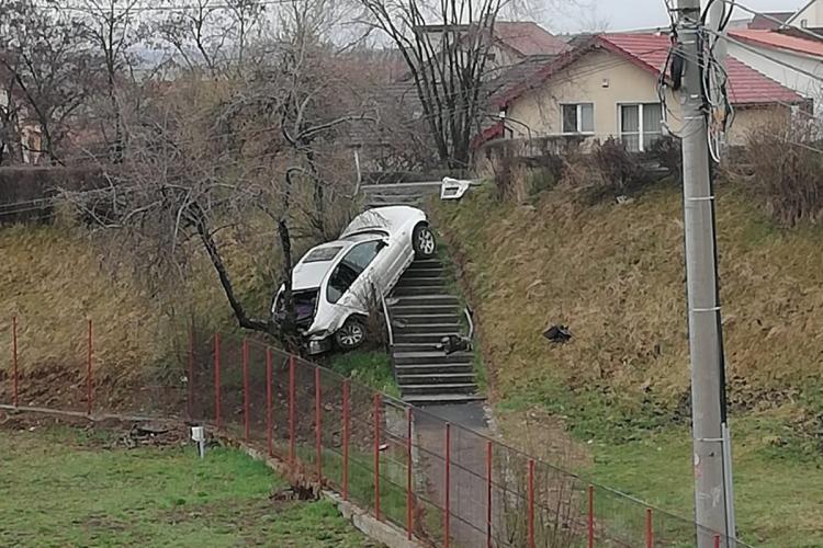 Cluj - Accident lângă podul IRA! Un sofer VITEAZ a zburat de pe drum. Păcat de masina - FOTO