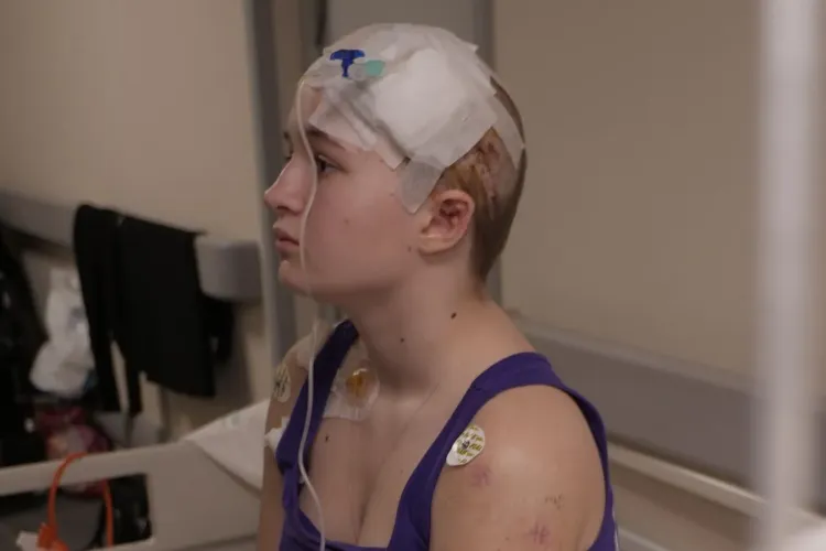 VIDEO/FOTO - O copilă din Ucraina a supraviețuit miraculos după ce o bucată de metal i s-a înfipt în craniu în urma unei explozii