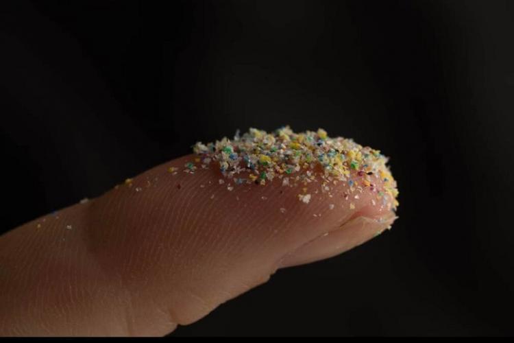 STUDIU - Au fost găsite microparticule de plastic  în plămânii oamenilor pentru prima dată