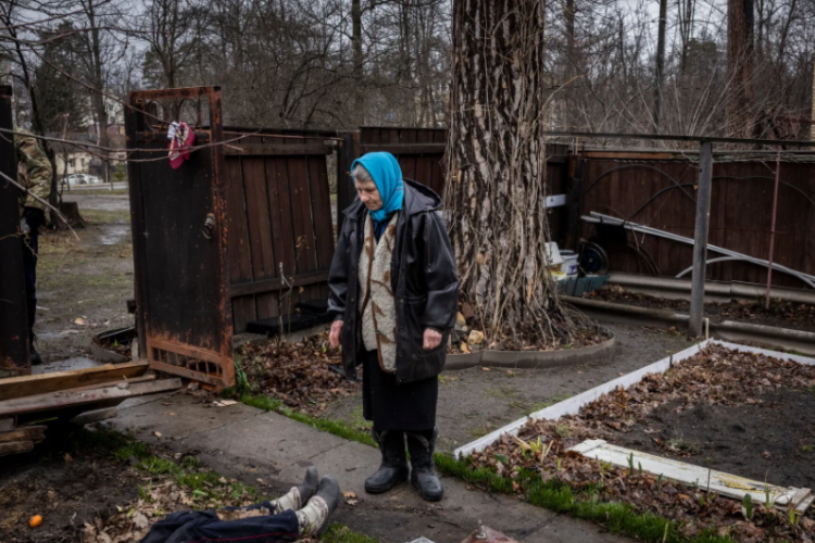 VIDEO - Orașul groazei, Bucha: O mamă arată cum și-a îngropat fiica omorâtă de ruși sub frunze: „A ieșit la poartă, a crezut că sunt de-ai noștri”
