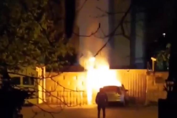 Un șofer kamikaze a intrat în poarta ambasadei Rusiei la București și a murit - VIDEO
