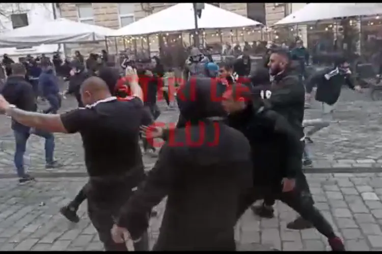 VIDEO - Bătaie ca în filme între fanii U Cluj și Steaua București, în centrul Clujului - EXCLUSIV