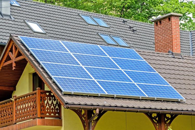 Românii caută soluţii pentru energie ieftină. Vânzările de panouri solare au crescut cu 60%. „Este investiţia vieţii mele”