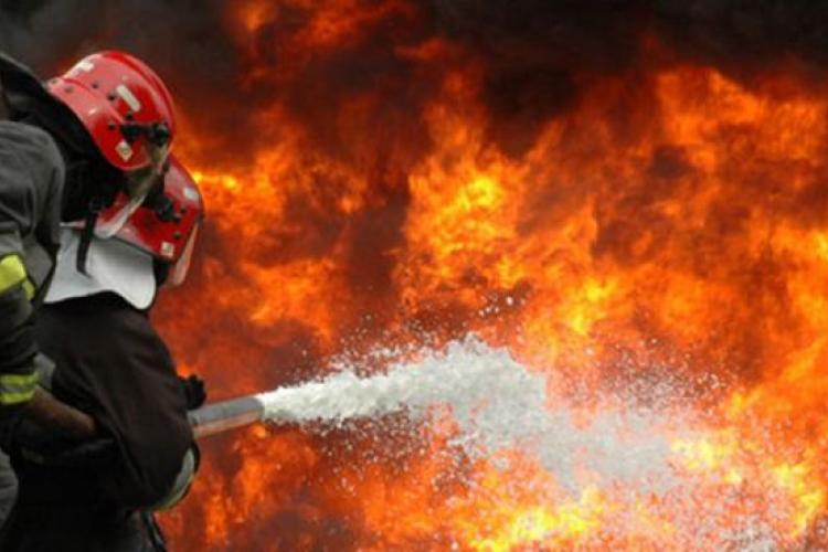 Incendiu în localitatea Copăceni! Pompierii clujeni intervin cu două autospeciale pentru a lichida flăcările 
