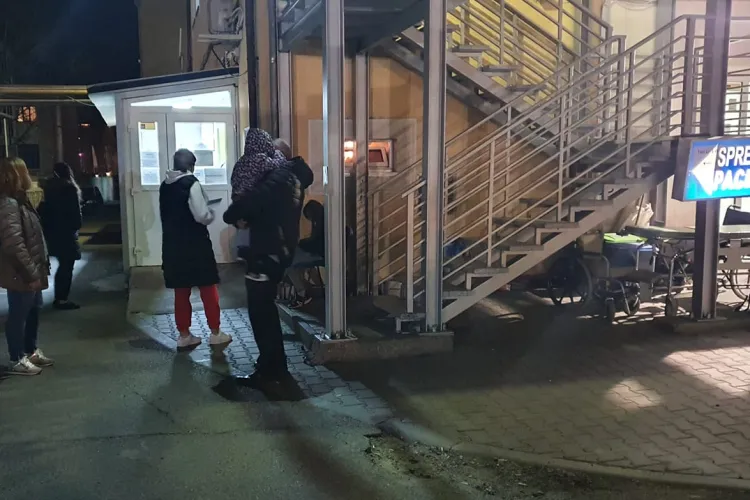 Bătaie de joc la Spitalul de Copii: micuții sunt ținuți în frig ore în șir până să fie consultați:Tișe și Vakar știu ce condiții de c**** sunt?