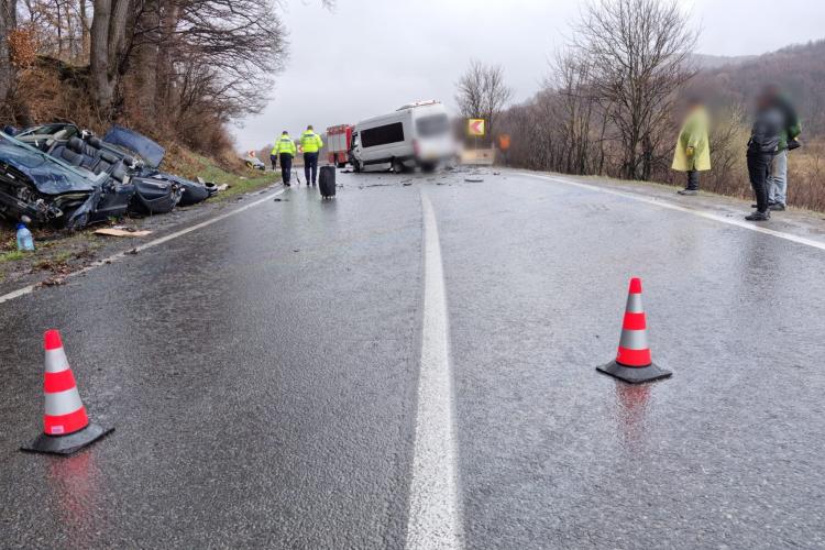 Accident teribil la Cluj! Miracol după ce o mașină a fost pur și simplu distrusă - FOTO   