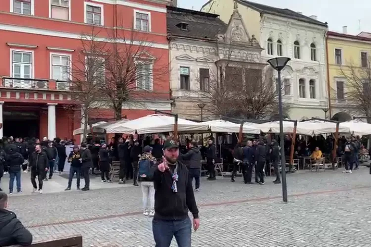 Suporterii Stelei au înjurat ca la ușa cortului U Cluj, dar au devenit sensibili când au fost filmați - VIDEO