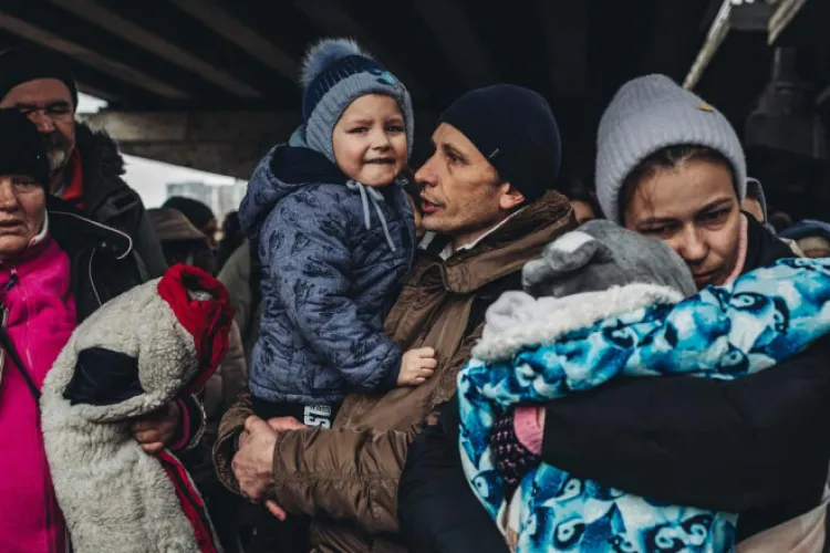 SONDAJ: 79% din români urmăresc războiul din Ucraina, iar 60% se tem că România e în pericol să fie invadată