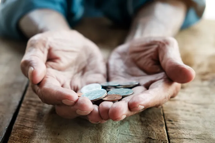 Pensionarii, aduși în pragul disperării. Bunicii au ajuns să se împrumute pentru a supraviețui de pe o lună pe alta